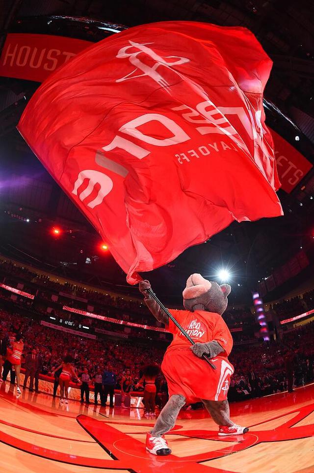 熊队不敌湖人,马丁斯全场最佳分难奏胜利