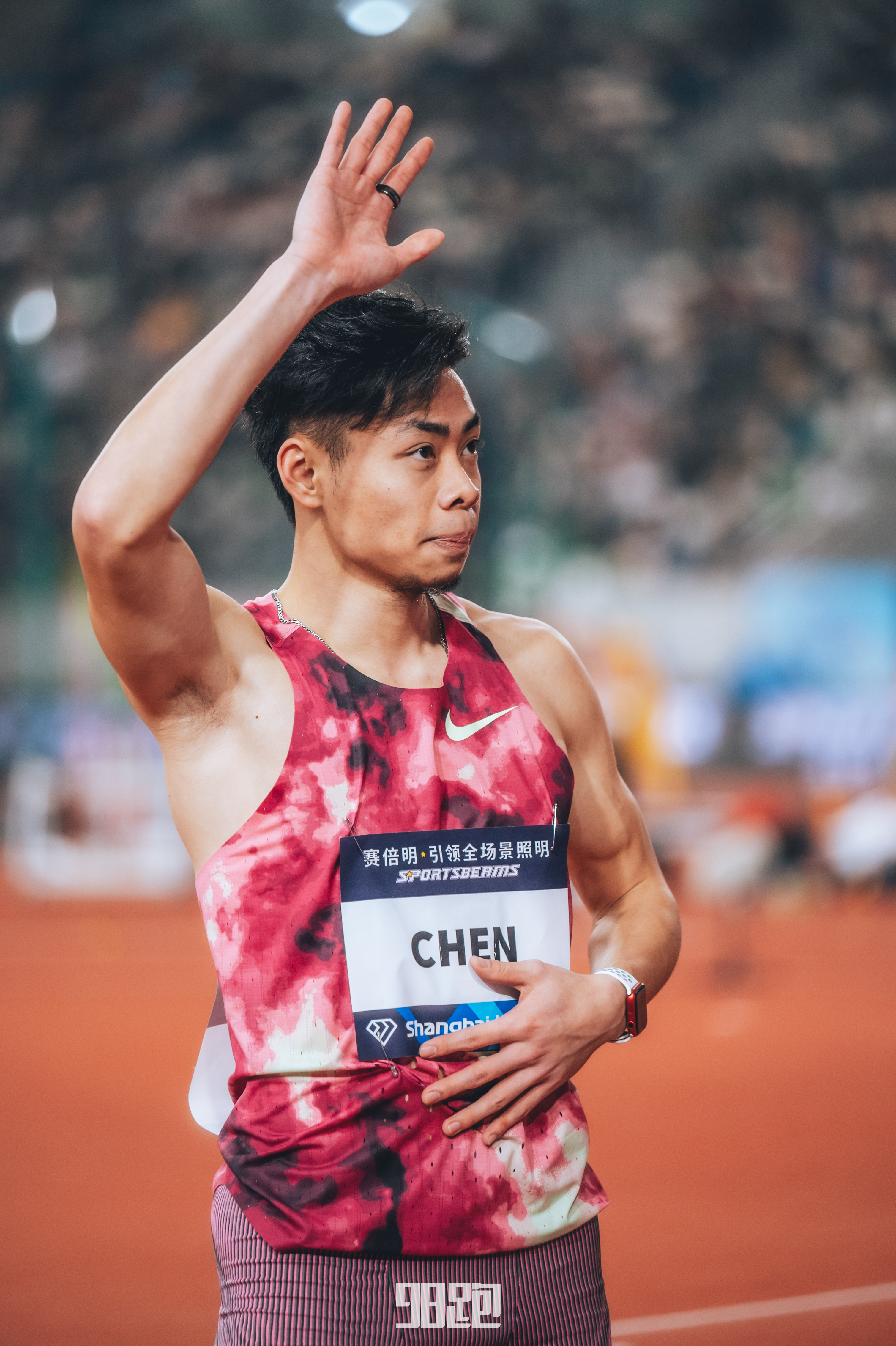 南非奔跑选手奋勇夺金，登上领奖台！