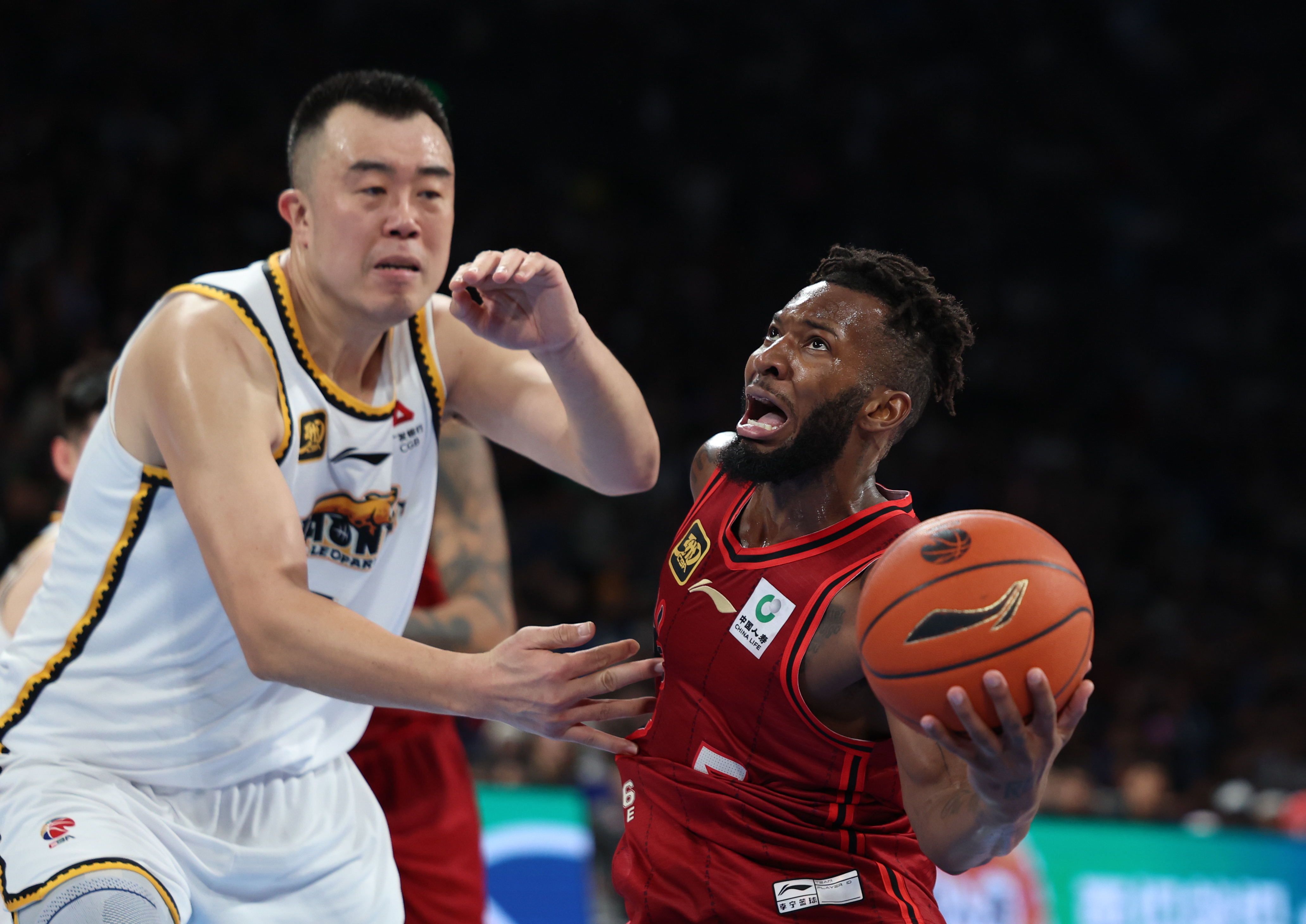 关于紧张对决渲染赛场气氛，球员们拼尽全力，争取取胜机会的信息