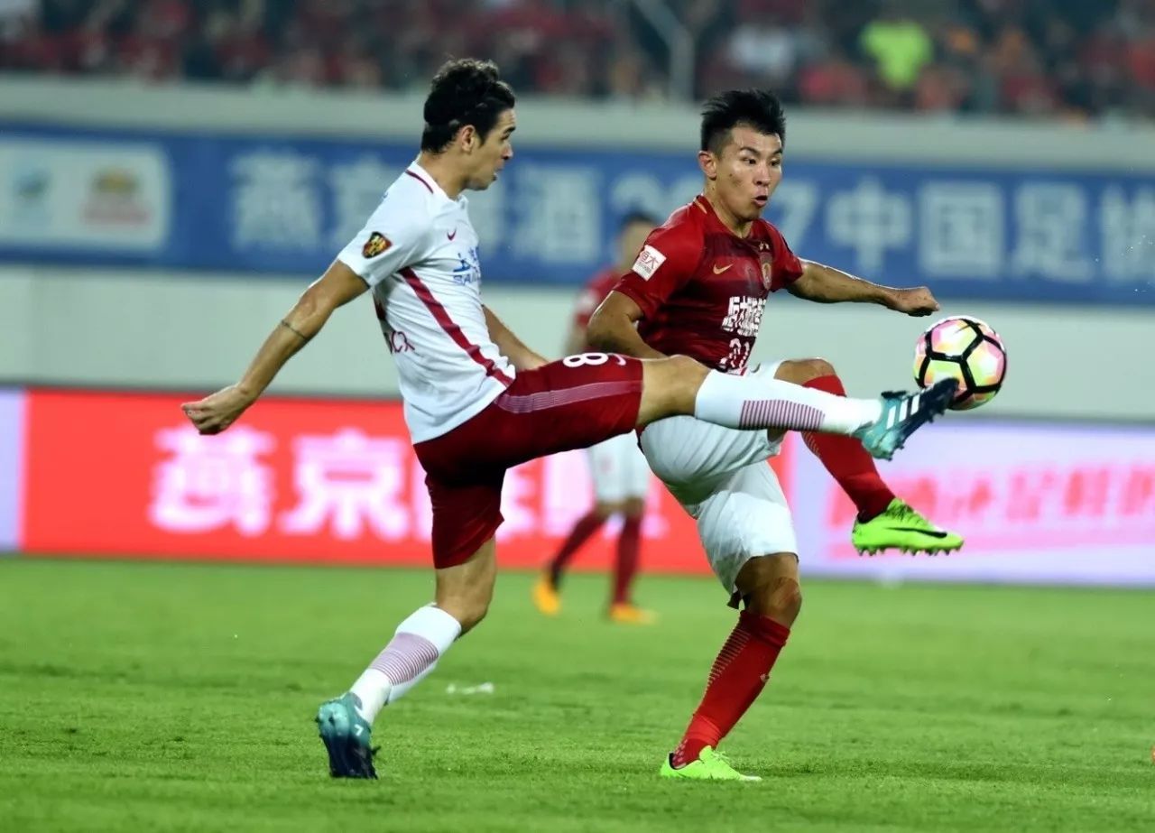 上港客场挑战恒大,全力以赴争夺胜利