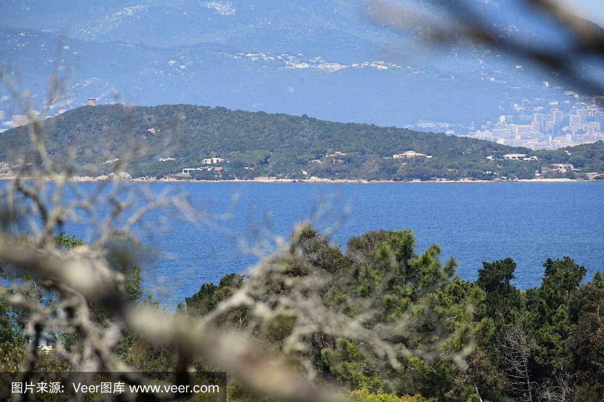 阿雅克修队遭遇困难,未能抵挡压力