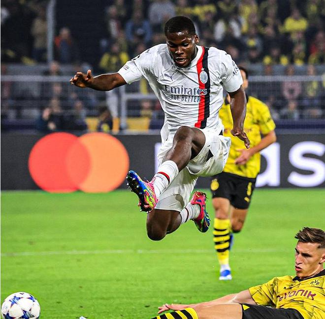 关于尤文图斯场边指挥情绪激动,AC米兰队员怒摔水瓶的信息