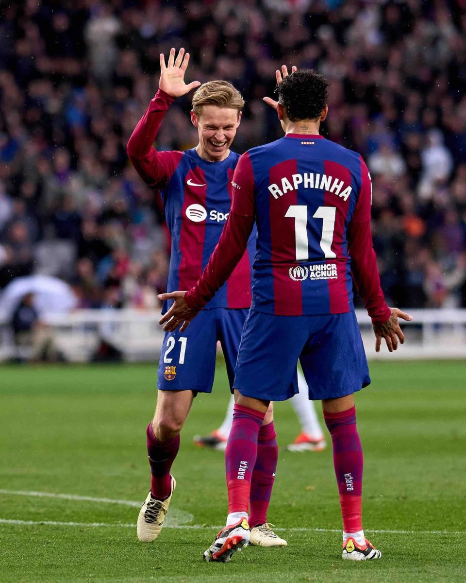 关于巴萨重伤倒地,曼联全队围拢祈祷,场面感人的信息