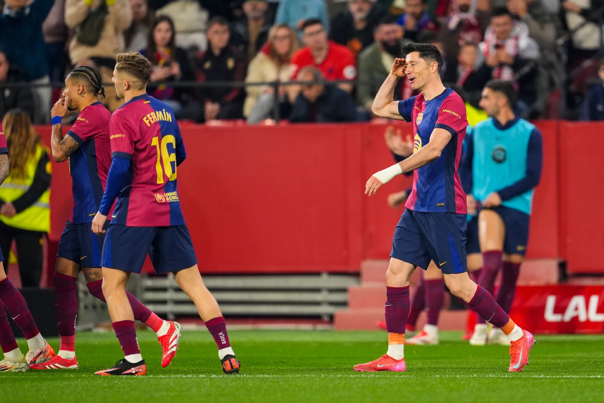  莱万多夫斯基回归赛场，关键助攻首场状态亮眼，皇家马德里观众沸腾！