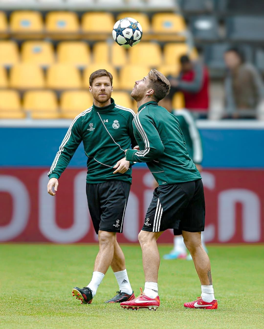  莱万多夫斯基赛事官方发布比分优势明显新规，TL争议不断！