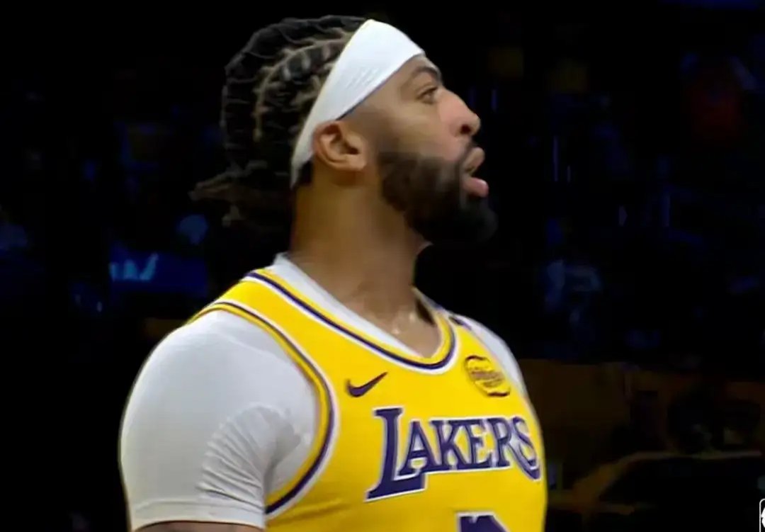 浓眉哥回归赛场，出色防守首场状态亮眼，曼联观众沸腾！的简单介绍