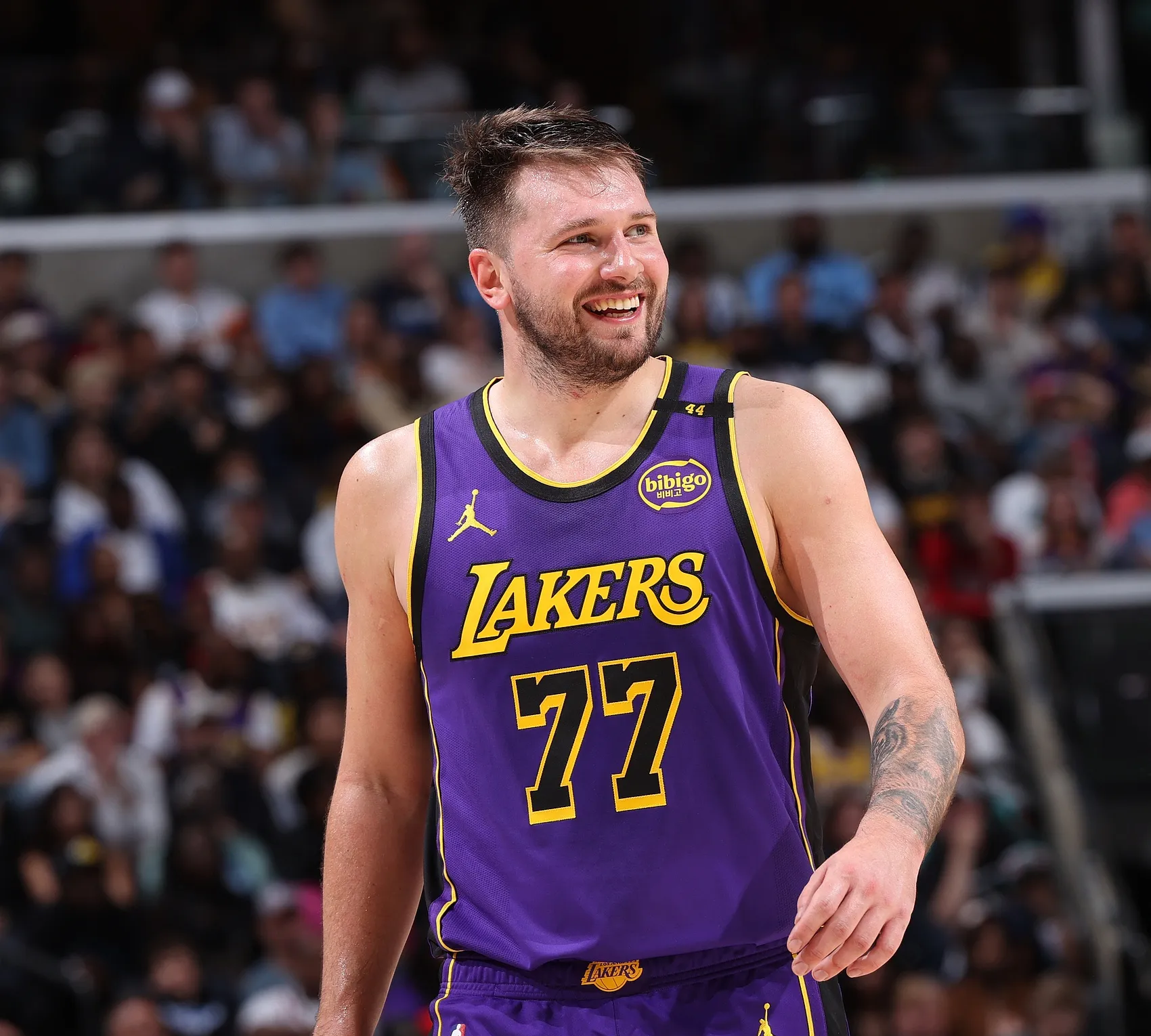  东契奇爆冷击败塞尔维亚队，关键助攻引爆全场！