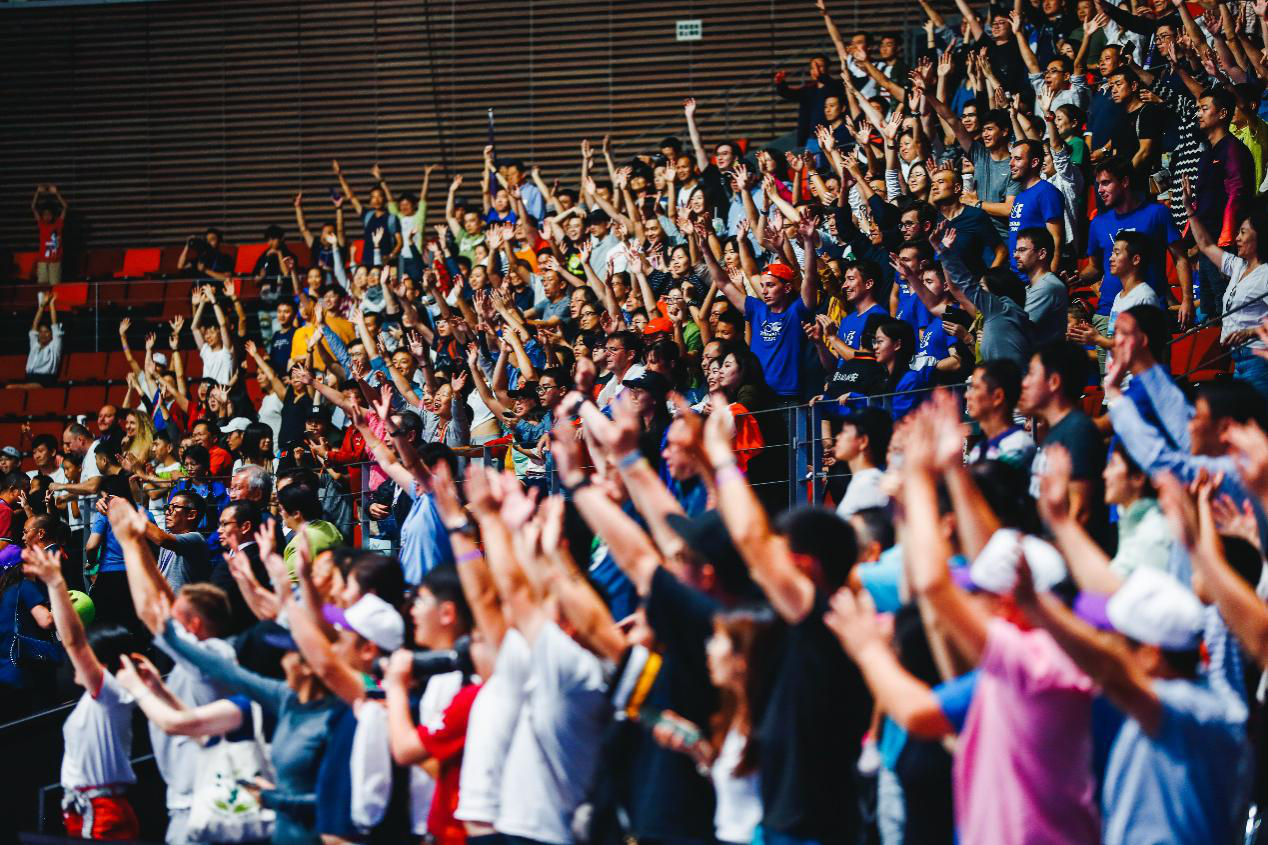  Doinb回归赛场，惊险取胜首场状态亮眼，雄鹿观众沸腾！